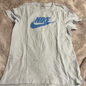 girls large nike tee the t shirt has little slits at the bottom